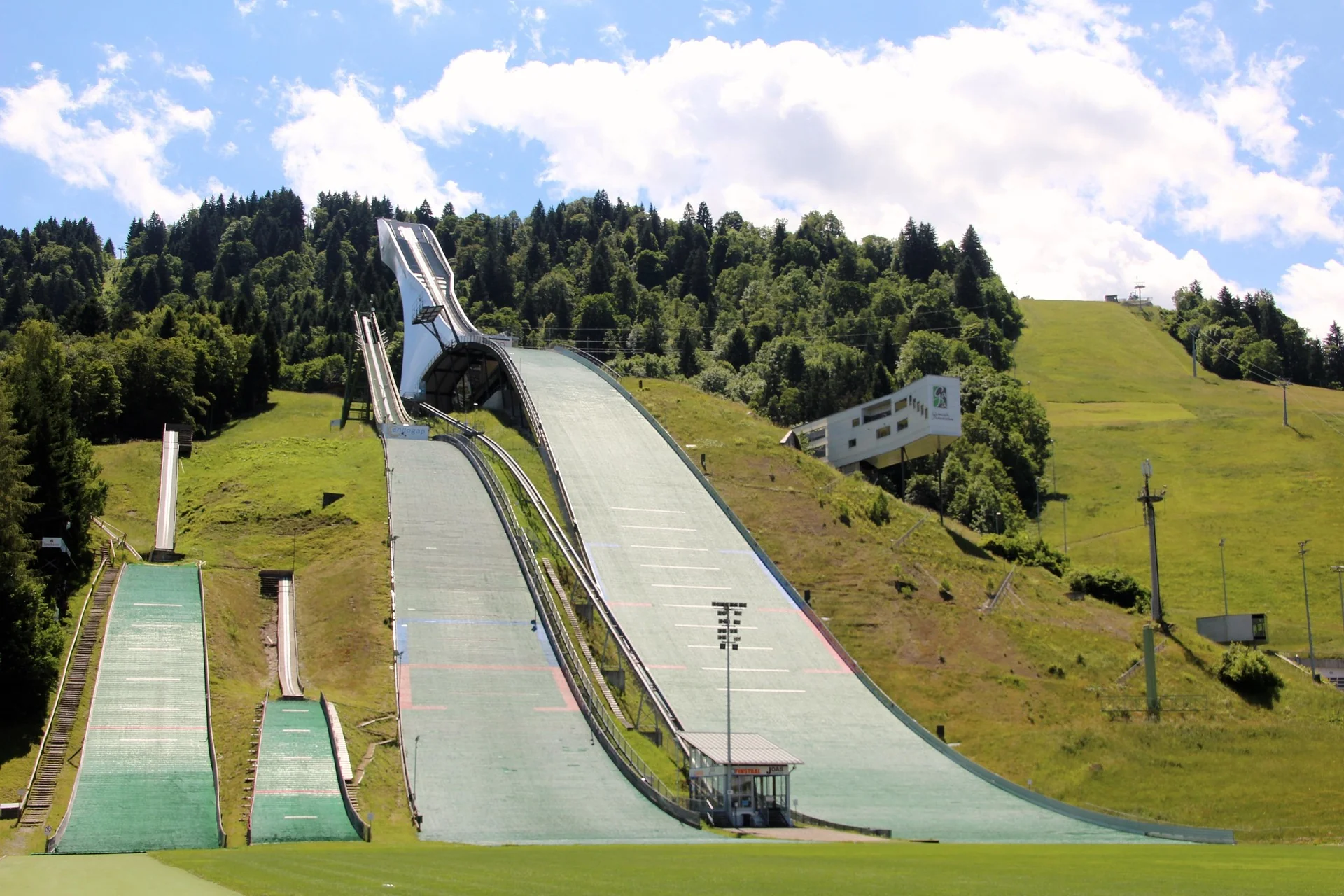 Olympia-Skisprungschanze in Garmisch-Partenkirchen vor der Bergkulisse